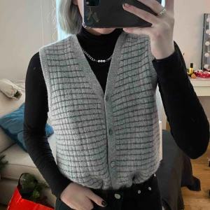  - Jättefin stickad väst!🥰 Storlek 40 på den men jag har normalt 36/38. Några knappar är lite lösa. Frakt ingår i priset🥰