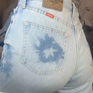  - Det går bra att be om andra bilder, jag kan inte ändra dem på annonsen. Unika vintage wrangler jeans. Ljusblå med mörka prickar typ. Jättebra skick. Högmidjade/ mid waist. Räcker till marken, jag är 175cm lång. 