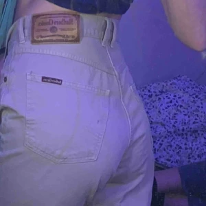  - Beigea byxor typ jeans av Marlboro. Perfekt skick. Högmidjade. Räcker till min vrist, jag är 1,75m. 