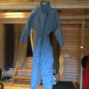  - Superfin retro overall från Ungern. Tajt i midjan och har snygg krage. Säljes pga för liten storlek, passar en XS/36/38/M