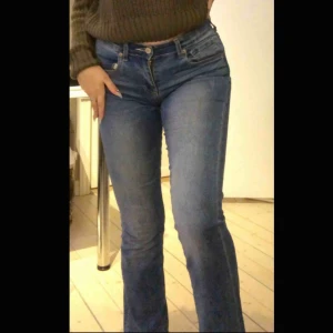  - super snygga levis bootcut jeans. inget fel på dem. sparsamt använda. skriv för fler bilder! nypris: 1000-1200kr  mitt pris: 500