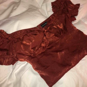  - Nu tröja från pretty little tvings. Aldrig använd då de var fel storlek. Vinröd med lite ”skimrande” i det mjuka tyget