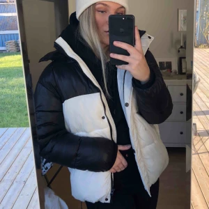  - Svart/Vit oversized puffer jacka från NaKd storlek 36. Köpt för 1000kr. 