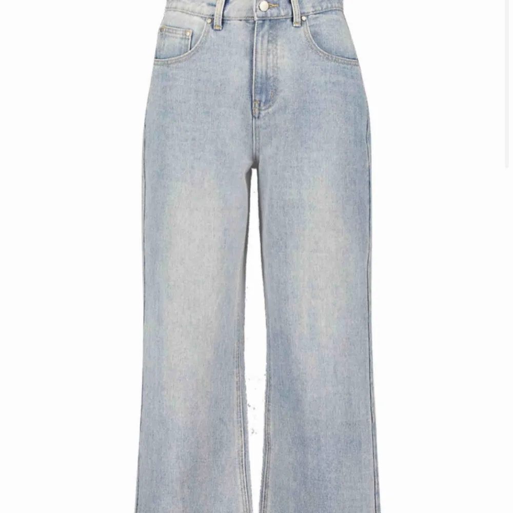Hej säljer dessa vida blåa jeans i storlek 38 från Bohoo. Aldrig använda. . Jeans & Byxor.
