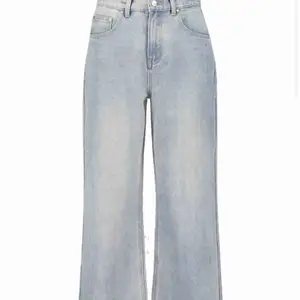 Hej säljer dessa vida blåa jeans i storlek 38 från Bohoo. Aldrig använda. 