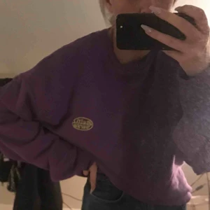  - skit snygg overzied tröja från junkyard, frakt tillkommer