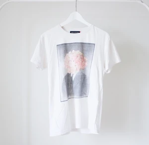  - T-shirt från danska Wood Wood. Herrstorlek XS, ungefär en större S eller M för dam (dockan i tredje bilden är storlek 36). Ett fåtal stygn av sömnen har lossnat vid halslinningen, annars bra skick. 