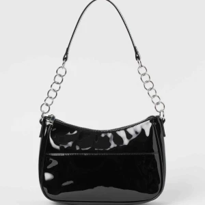  - Söker denna lack väska från H&M med silvriga detaljer. Skriv !! 