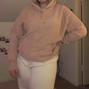  - Snygg och skön hoodie från Champion. Priset kan diskuteras. Frakten diskuteras vid köp. Köparen står för frakten 🌻 