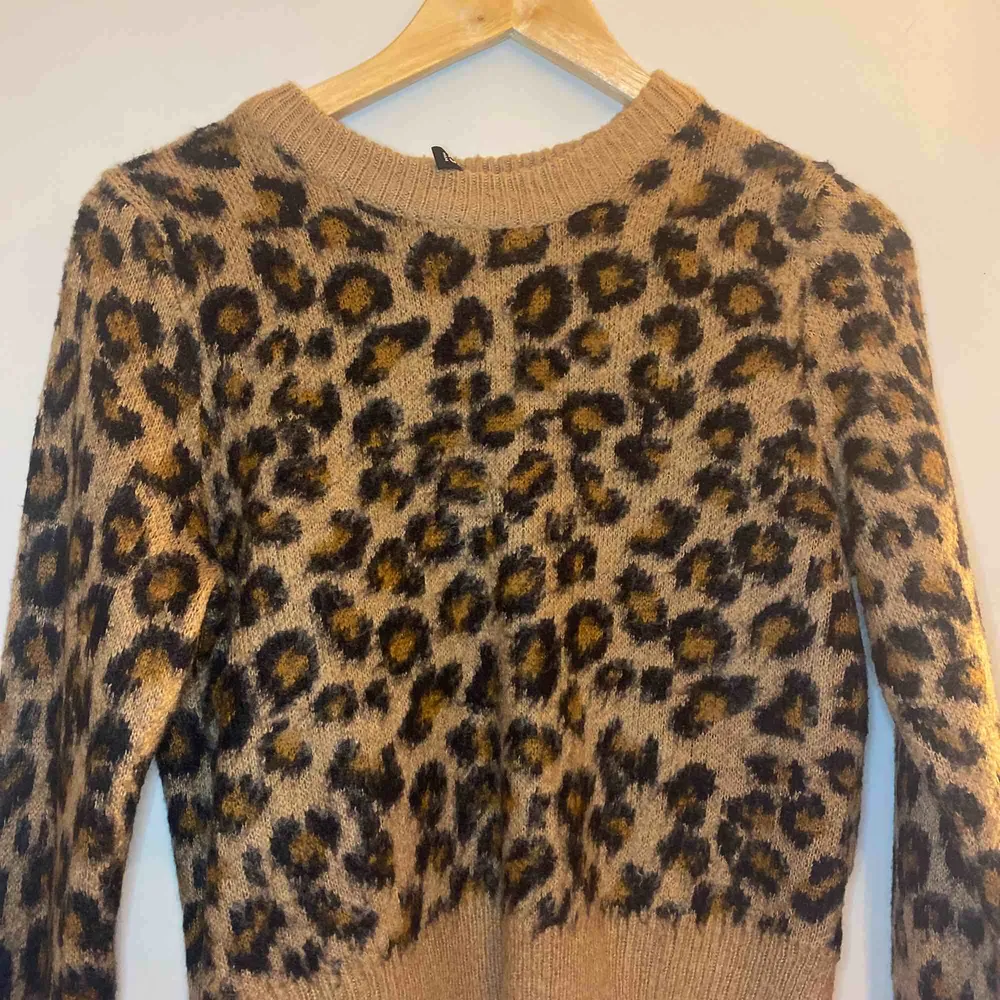 Stickad leopard tröja ifrån H&M! I fint skick, knappt använd. Frakt tillkommer:). Stickat.