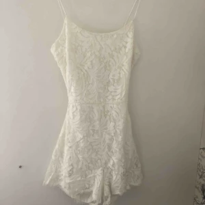  - Vit spets byxdress. Fin till sommaren