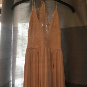  - En jättefin balklänning, ganska liten i storleken så skulle nog säga att den passar bäst på XS men funkar även som S. Den är ljusrosa med spets och dragkedja på ryggen. Den funkar även på långa (jag är 174cm) 