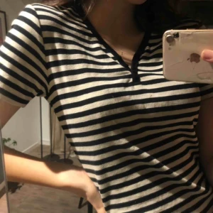  - Väldigt skön tröja, sitter mer som S/M och inte L. Superhärlig sen när sommaren börjar komma🥰 Säljer pga garderobsrensning! Skriv om du vill ha mer bilder 