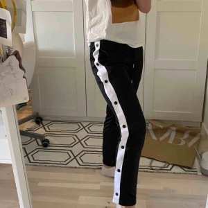  - Knäpp byxor från Urban Classic aldrig använda!  Det är inga bakfickor!   Buda gärna vad ni vill! Vill bli av med allt🥰