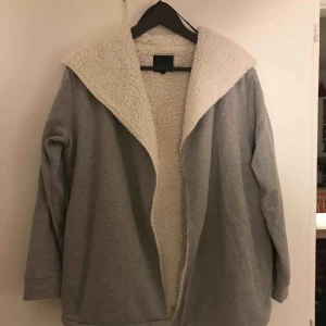  - Mysig Teddy-kofta från Tindra. Sparsamt använd. 