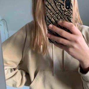  - Jättefin och skön beige croppad hoodie från Monki. Säljer då den är för kort i armarna för mig. Använd 2 gånger endast. 🥰🥰 frakt tillkommer 