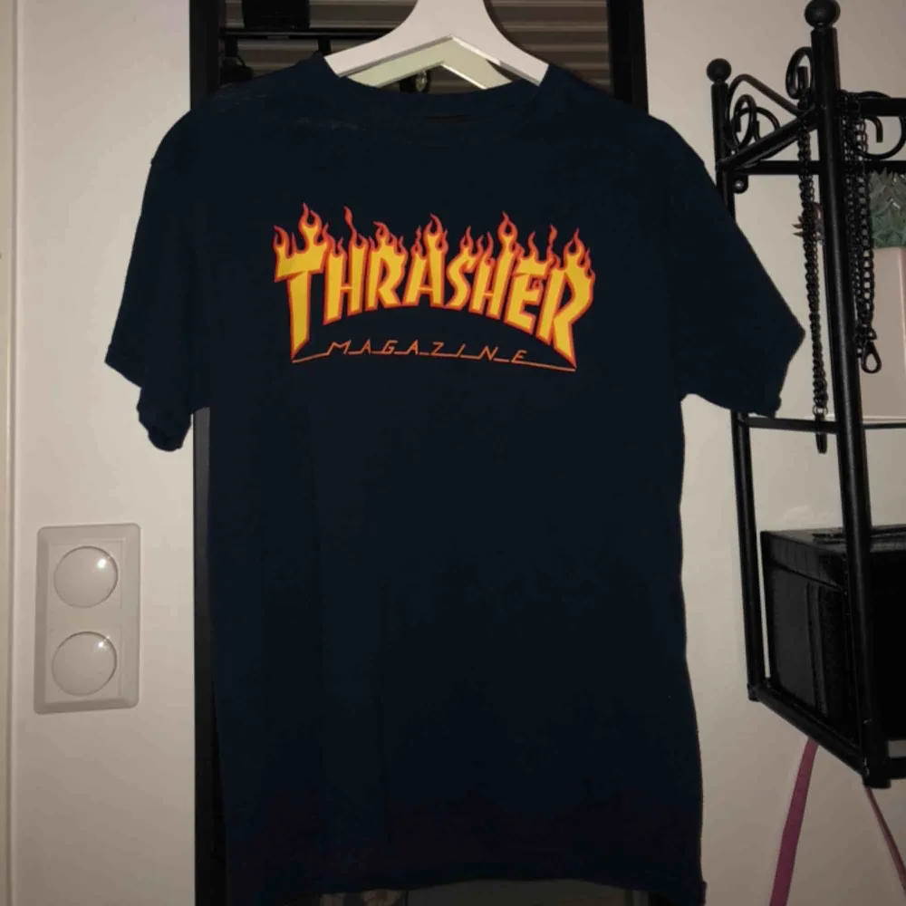 Super snygg t-shirt från thrasher🔥köpare står för frakten. Buda! 💕. T-shirts.