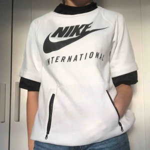  - Skitcool tröja från NIKE, använd ett fåtal gånger. Köptes för 500kr. Passar bra med en långärmad tröja under, säljes för att jag ej använder den längre. Frakt kostar 66kr (266kr totalt), men vi kan mötas upp i Västerås. 