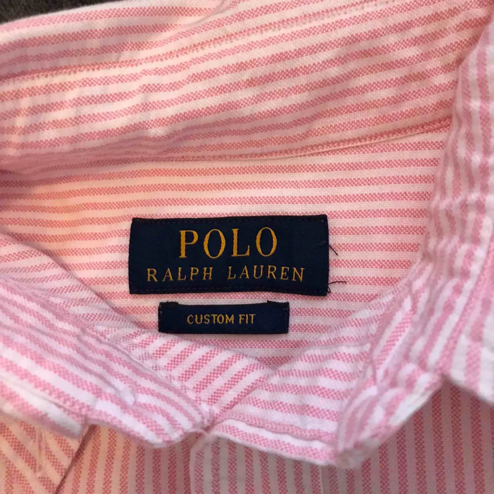 Ralph Lauren skjorta, använd 2 gånger så det är bra skick på skjortan. Köpte för över tusenlappen säljer nu för 250kr. Tröjor & Koftor.