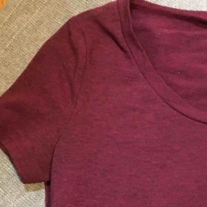  - T-shirt med figurnära passform. Av bomull&elstan, vilket ger en smickrande passform. Strl XS,en ganska stor, passar som en storlek S.  Smickrande urringning. Nypris 99 kr  Finns i Sundbyberg, kan lämnas på annan plats i Stockholm alt. skickas med post.