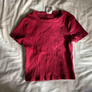  - Röd Ribbad top från H&M. Använd ett fåtal gånger. Vid frakt står köparen för fraktkostnaden.