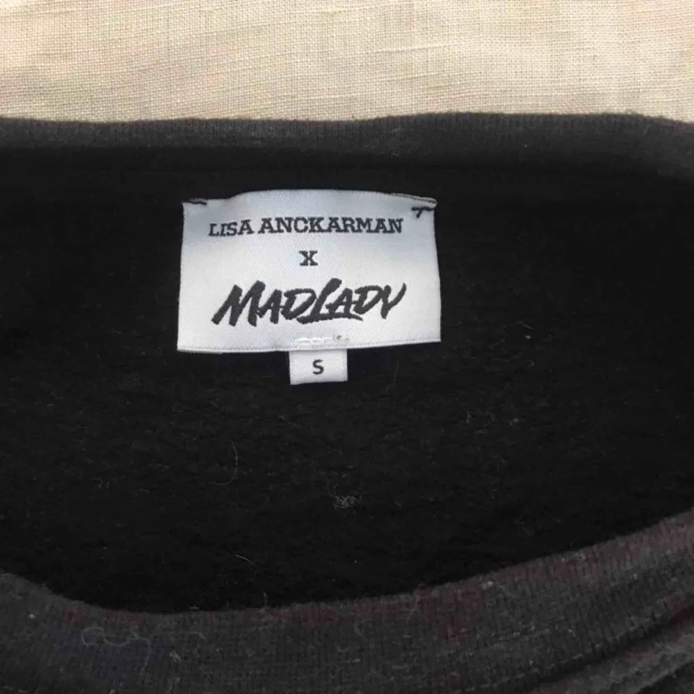 Oversized sweatshirt från Lisa Ankarmans kollektion med Madlady, nästan aldrig använd🥰. Hoodies.