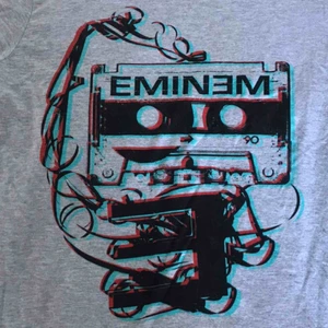  - Eminem t shirt, jättesnygg att ha som oversized, knappt använd🥰