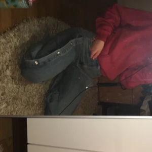 Jeans med knappar på sidan - Skitballa jeans med knappar på sidan. Köpte i Italien på Pull&bear. Dom är lite för korta på mig som är 178 men funkar med skor på. 