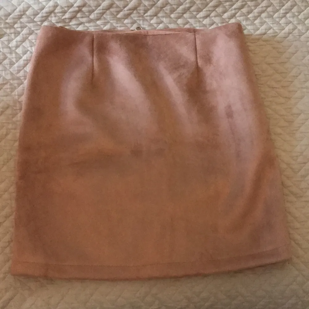 Super söt ljusrosa kjol från BikBok i storlek S. Helt oanvänd och i super skick. . Kjolar.