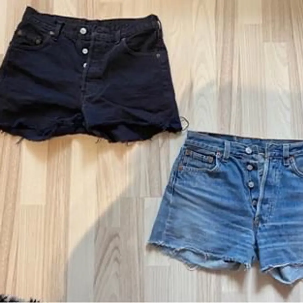 Levis shorts i svart och jeans. Shorts.