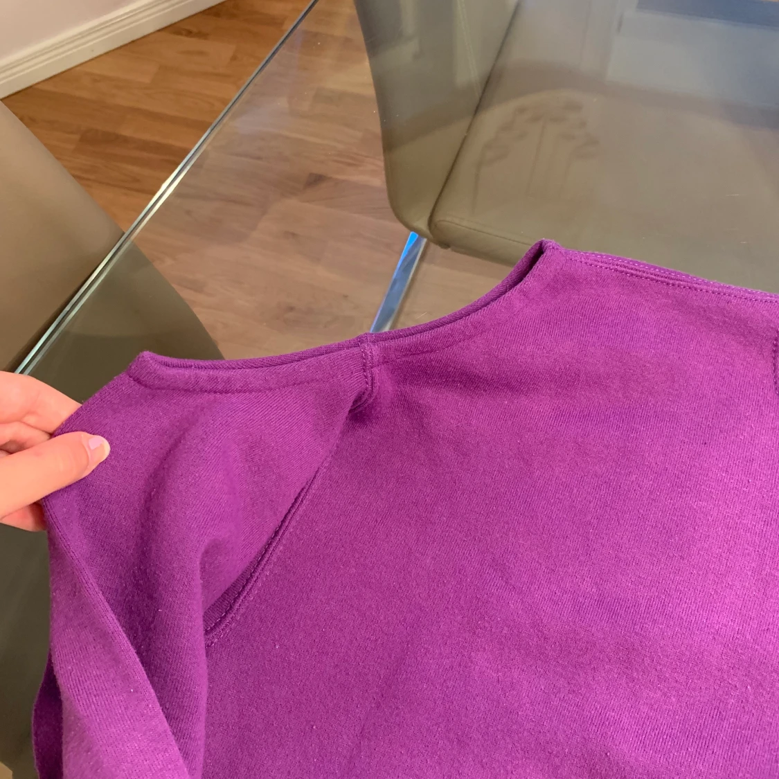 Skit snygg sweatshirt/ tröja med hål på axlarna!  - 90