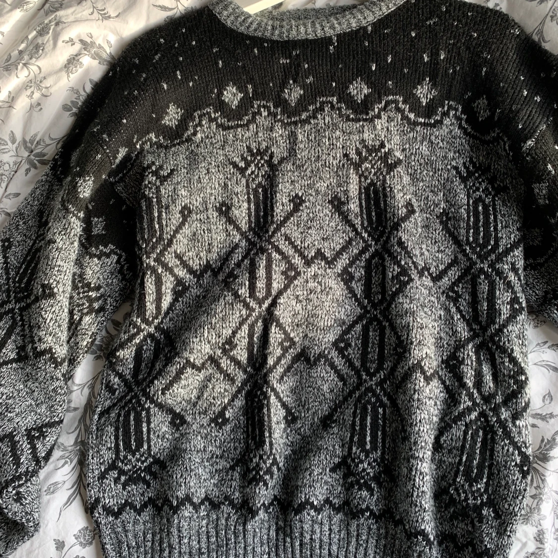 Svart stickad tröja