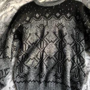 Svart stickad tröja - Grå/svart mönstrad stickad tröja, najs till hösten💖köparen står för frakt eller så möts jag i Stockholm💖storlek L skulle jag tro men passar nog de flesta 