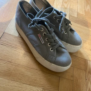 Sneakers från Superga - Säljer dessa sneakers från Superga i storlek 37 då de inte kommer till användning hos mig. Använda ca. 2-3 gånger! Köparen står för frakten alternativt att vi möts upp i centrala Stockholm 