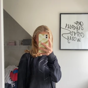 Peak performance sweatshirt - Svart Peak Performance Tröja. Urcool och önskar att den hade passat mig. Använd ett fåtal gånger och säljer för att den är alldeles förstor för mig:/. Nypris: ca. 700kr, Mitt pris: 105kr. Pris kan diskuteras.