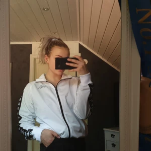 Vit Kappa tröja  - Vit kappa tröja, aldrig använd alla lappar sitter kvar. 