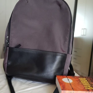 Ryggsäck Royal Republic  - En välanvänd ryggsäck med plats för dator. Perfekt för plugget. Modellen är unisex. Jag har gjort extra hål i remmarna för att kunna dra åt. Därav lägre pris. Frakt ingår i priset.