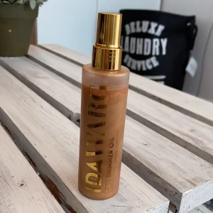BUDA Ida Warg shimmer oil - Buda på denna veganska shimmer oil.