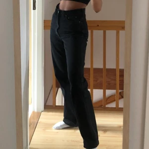 Weekday Row jeans 27/32 - Svarta vida/raka jeans från Weekday i modellen Row. Inköpta sommaren 2019, tvättade 2 gånger utan sköljmedel så väldigt fint skick. Storlek 27/32, perfekt längd på mig som är 172 cm. Säljer då de numera är för stora i midjan. Rökfritt men katt finns i hemmet! Köparen står för spårbar frakt, 63 kr. Jag kan också mötas upp i Stockholm. Buda i kommentarerna, högsta pris är 350 💛