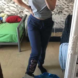 Puma byxor - Ett par jättefina puma byxor. Jätte bekväma och är i jätte bra skick. Lite för korta för mig därav säljer jag dem. 70kr plus frakt