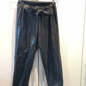 Fina  byxor i läderimitation från Boohoo - Petite size i Storlek 36. Läderbyxor från Boohoo Petite. Läderimitation! 