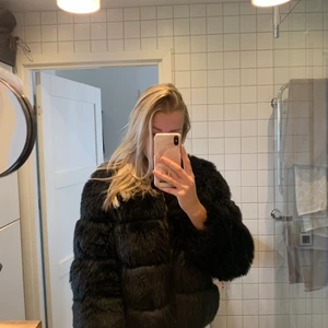 Fake päls jacka från DM Retro - Svart fake pälsjacka från DM retro i strl S
