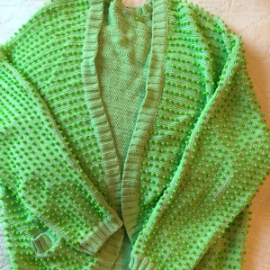  - Grön kofta med fastsydda pärlor över hela, både fram och bak. Från HM 