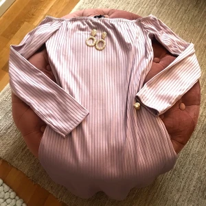 Nelly klänning  - Superfin rosa/lila klänning från Nelly. Fin och tajt passform, ungefär 15-20 cm över knäna. 