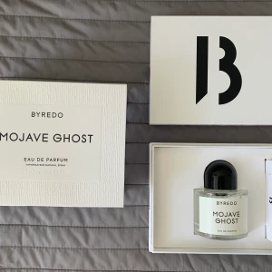 Byredo Mojave Ghost - Helt oanvänd parfym (50ml). Säljer då förpackningen är bruten. Kan möta upp i Göteborg (alt. Lund) annars tillkommer fraktkostnad. ❤️ nypris: 1300kr