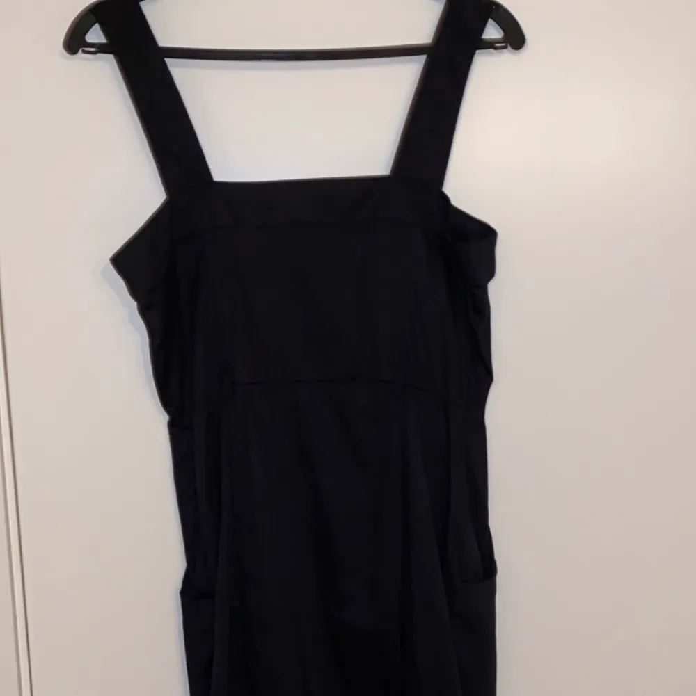 En svart klänning med knappar från h&m i storlek 38.. Klänningar.