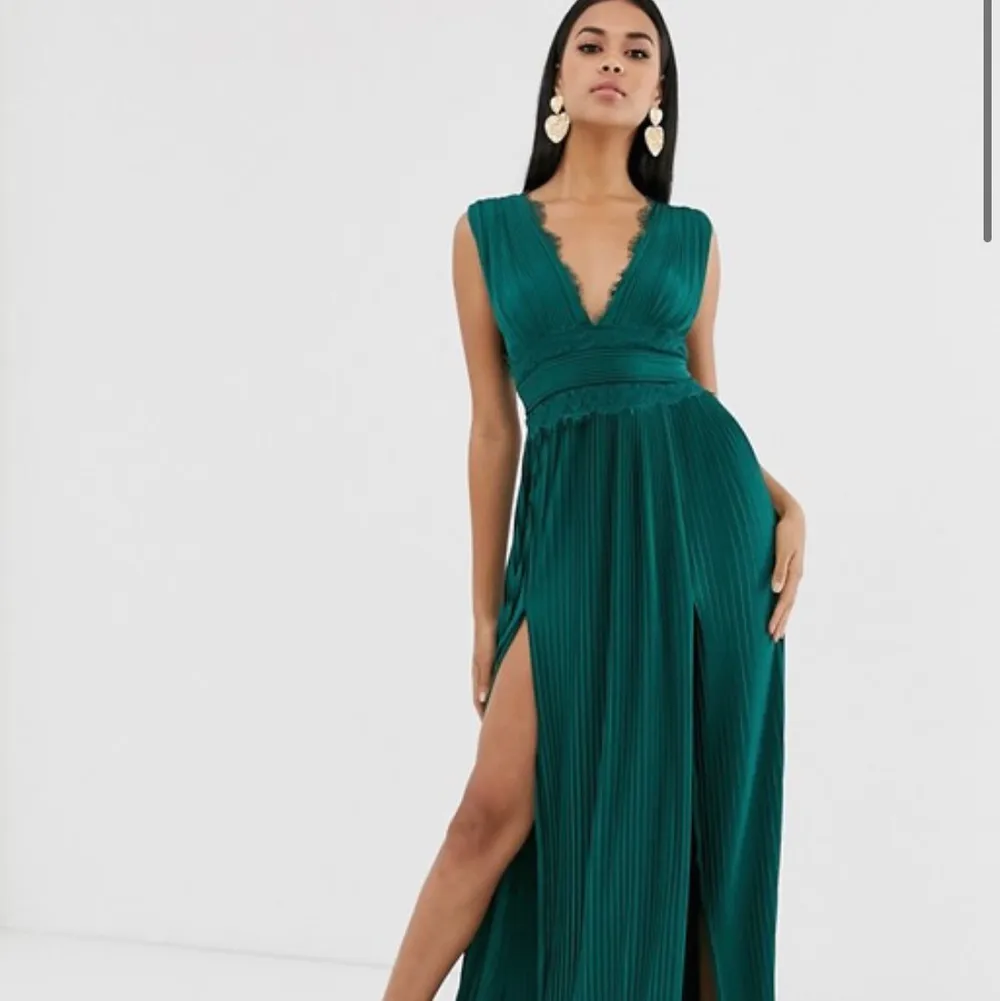 Söker denna klänningen ifrån asos i stl 38, mörkgrön, blå eller röd!. Klänningar.