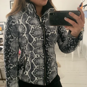 Vinterjacka i ormskinn - Cool vinterjacka i ormskinnsmönster, håller värmen bra och är snyggt figursydd, nypris 700, mitt pris 200