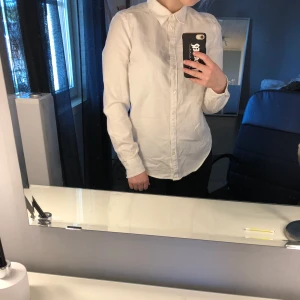 Vit skjorta - Vit skjorta från Ginatricot i storlek 36, endast använd en gång!! Säljer pga jag aldrig använder den! OBS köparen står för frakten!