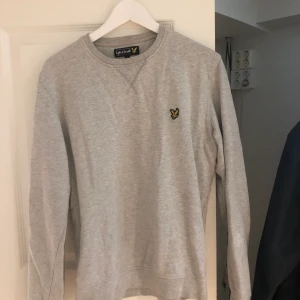 Lyle & Scott sweatshirt - Använd någon gång men bra skick. Orginal pris: 699 kr